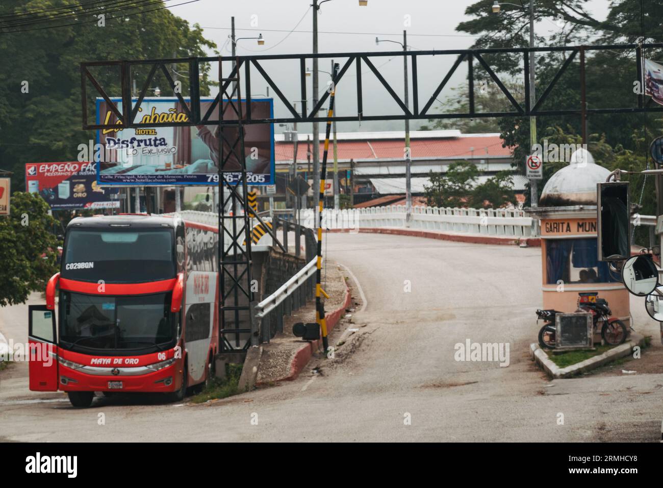 Un autobus stationné à côté du dernier pont pour véhicules en provenance du Guatemala avant le passage de la frontière au Belize Banque D'Images