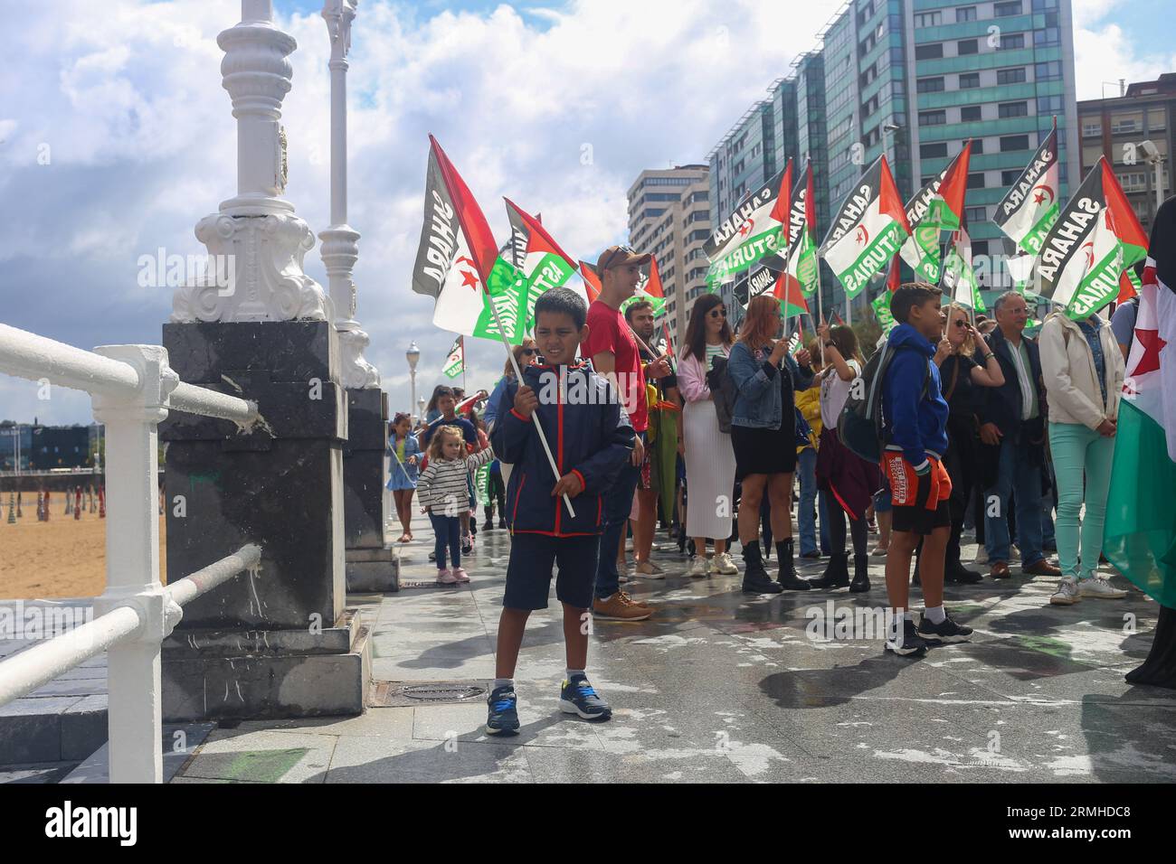 Gijon, Espagne. 27 août 2023. Un garçon porte le drapeau du Sahara lors de la manifestation pour la paix et la justice pour le peuple sahraoui à Gijon, Espagne, le 27 août 2023. (Photo Alberto Brevers/Pacific Press/Sipa USA) crédit : SIPA USA/Alamy Live News Banque D'Images