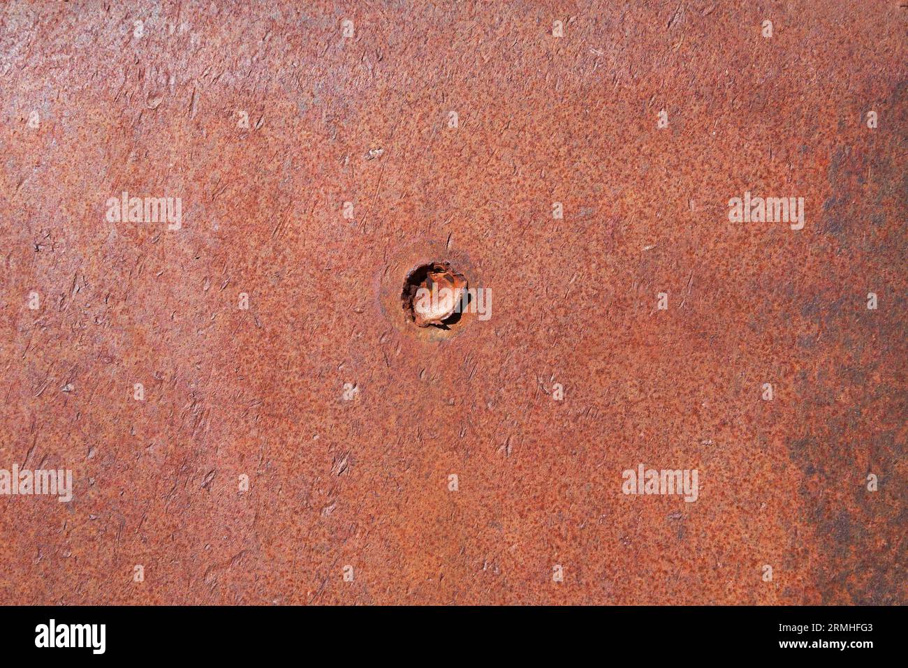 vieille surface en fer rouillé avec cratère d'impact de balle Banque D'Images