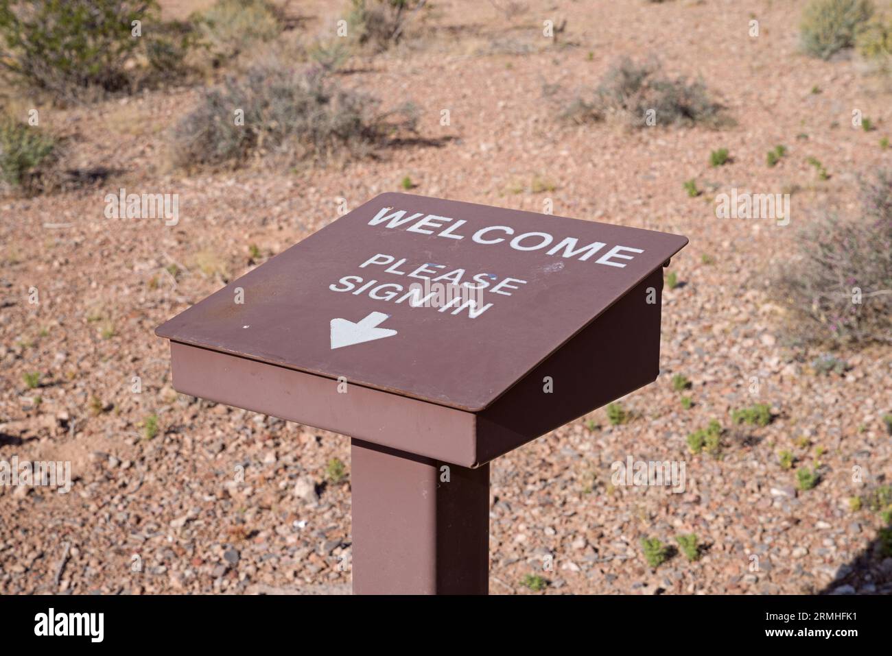 bienvenue s'il vous plaît inscrivez-vous écrit sur le panneau de registre de trailhead en métal brun dans le désert Banque D'Images