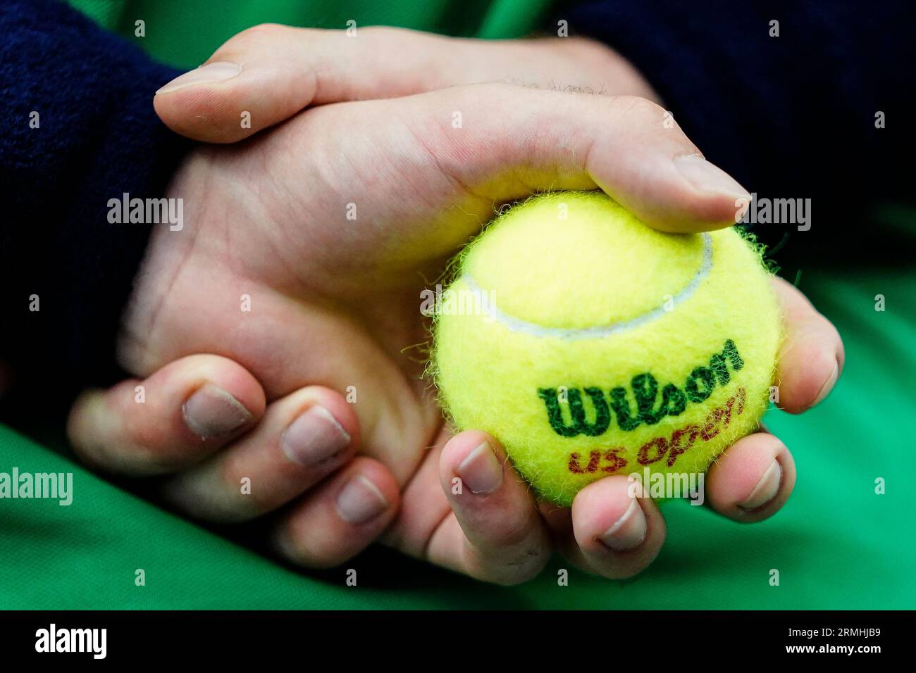 A ball crew member holds a ball during the first round of the U.S. Open tennis championships, Monday, Aug. 28, 2023, in New York. (AP Photo/Frank Franklin II) Banque D'Images