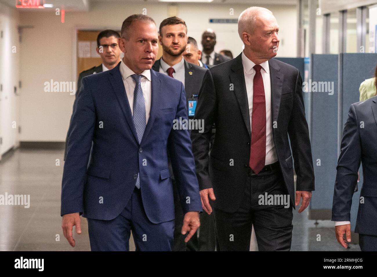 New York, États-Unis. 28 août 2023. Yoav Gallant, ministre de la Défense de l’État d’Israël, visite le siège des Nations Unies à New York. A sa droite, l'Ambassadeur Gilad Erdan. (Photo de Lev Radin/Pacific Press) crédit : Pacific Press Media production Corp./Alamy Live News Banque D'Images