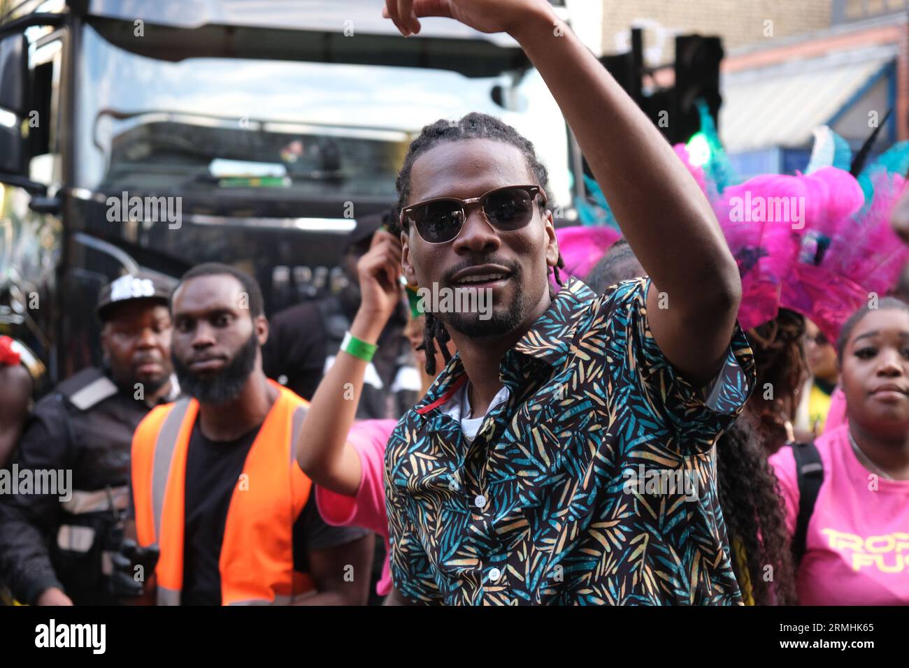 Homme qui aime danser tandis que la musique explose depuis un camion à Ladbroke Grove pendant le Carnaval de Notting Hill. 28/08/2023 Banque D'Images Homme qui aime danser tandis que la musique explose depuis un camion à Ladbroke Grove pendant le Carnaval de Notting Hill. 28/08/2023 Banque D'Images
