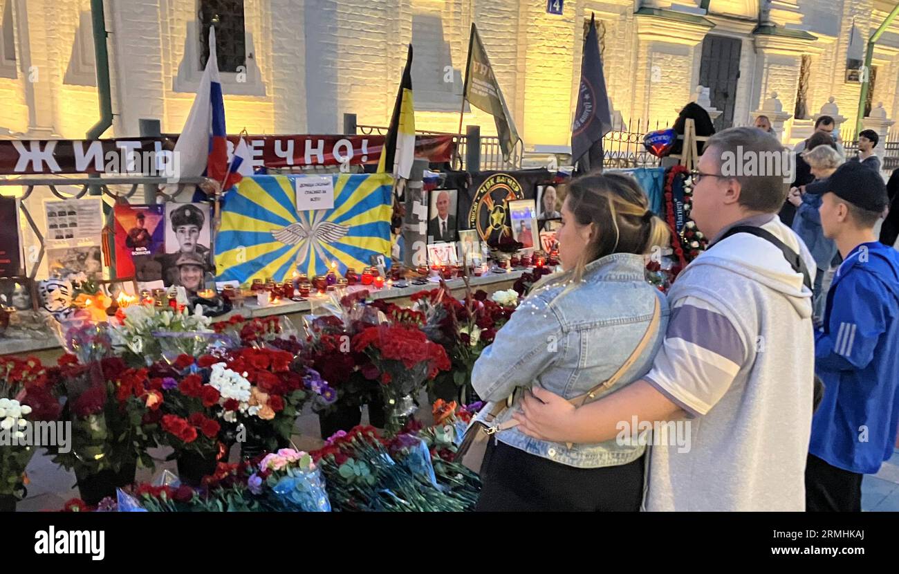 Moskau, Russie. 28 août 2023. Les gens se tiennent devant des bougies allumées et ont déposé des fleurs au mémorial pour le chef mercenaire mort Prigozhin dans le centre de Moscou. Plusieurs jours après la mort de Prigozhin, le chef de la force mercenaire russe Wagner, la date de son enterrement reste incertaine. Crédit : Hannah Wagner/dpa/Alamy Live News Banque D'Images