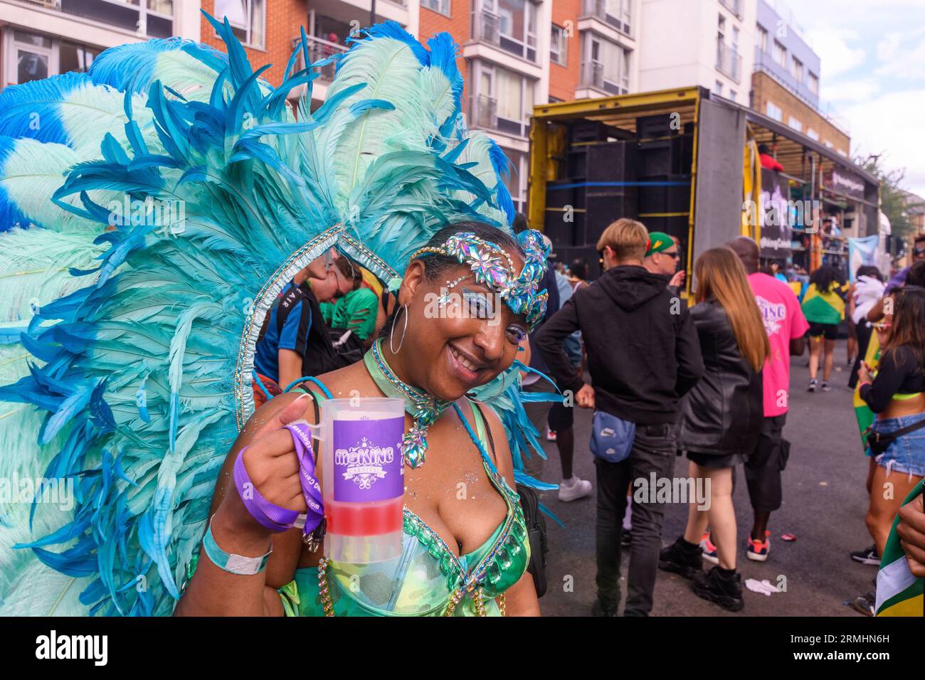 Londres, Royaume-Uni, 28 août 2023, jour férié lundi, et le carnaval battait son plein à son 2e jour. Beaucoup de costumes et des milliers de fêtards dans les rues de Notting Hill, Londres, Andrew Lalchan Photography/Alamy Live News Banque D'Images
