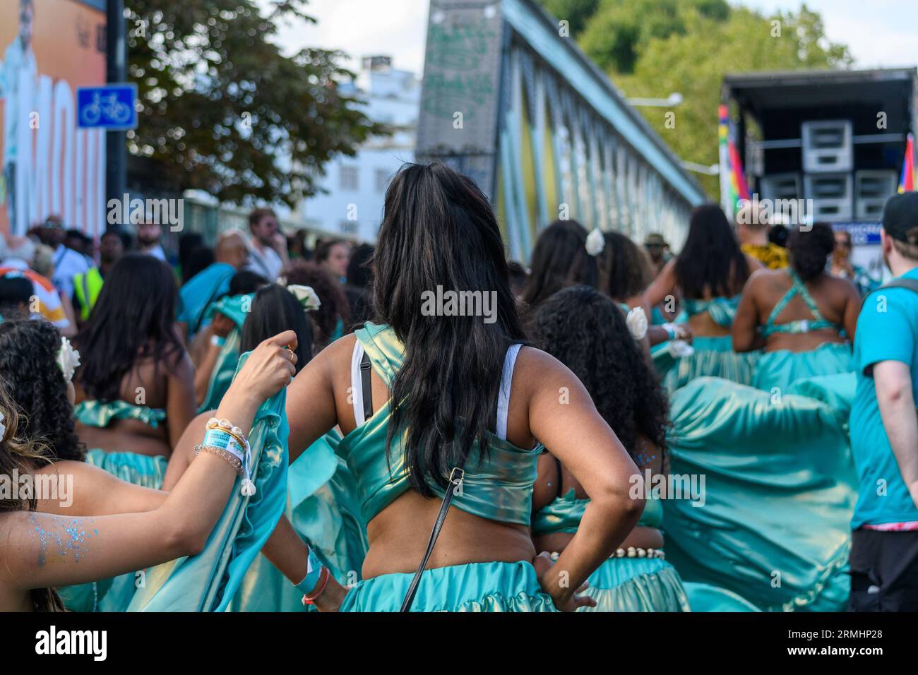 Londres, Royaume-Uni, 28 août 2023, jour férié lundi et le carnaval battait son plein à son 2e jour. Beaucoup de costumes et des milliers de fêtards dans les rues de Notting Hill, Londres, Andrew Lalchan Photography/Alamy Live News Banque D'Images