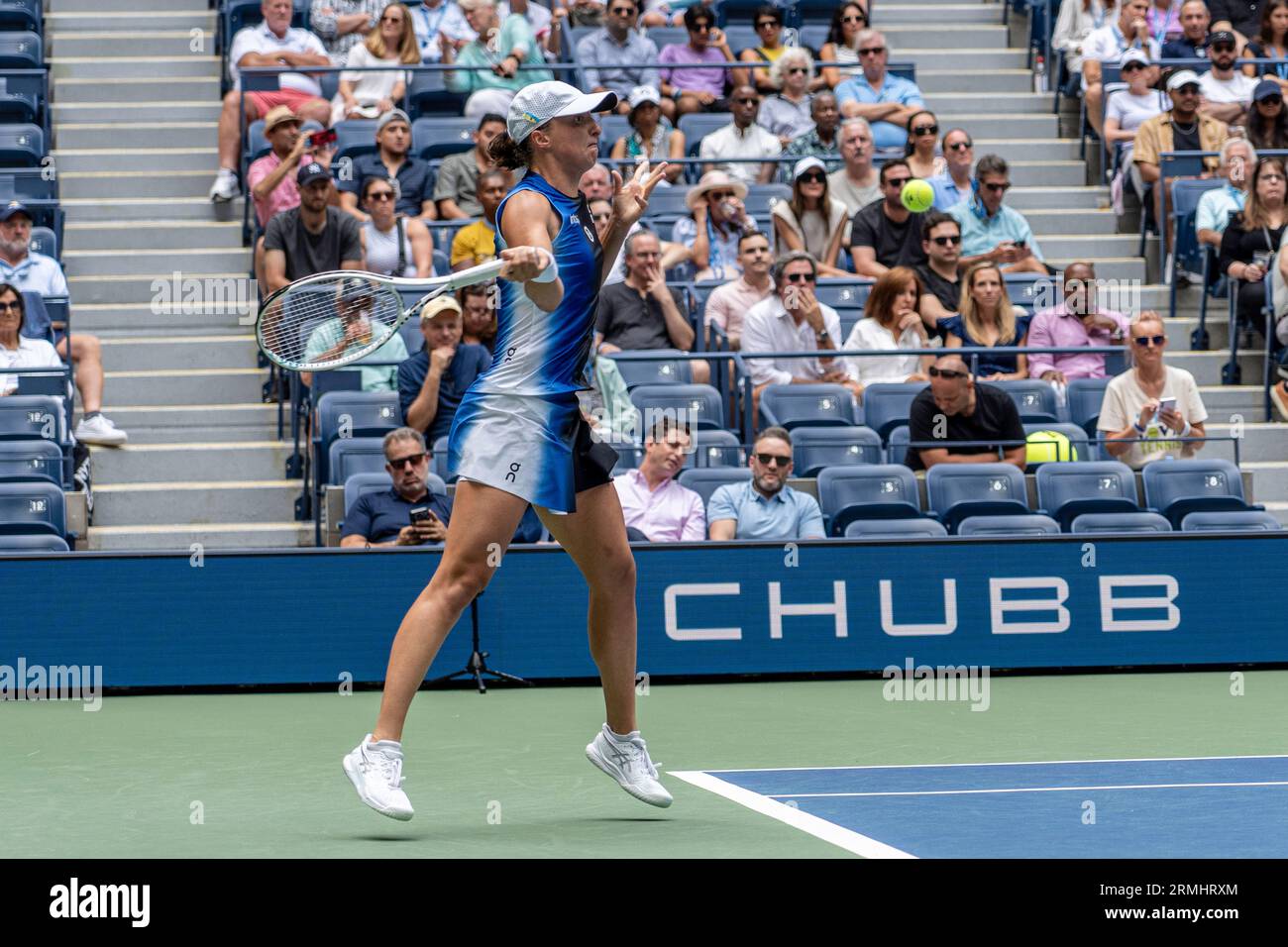 IgA Swiatek (POL) en compétition dans le Round 1 du US Open de tennis 2023. Banque D'Images