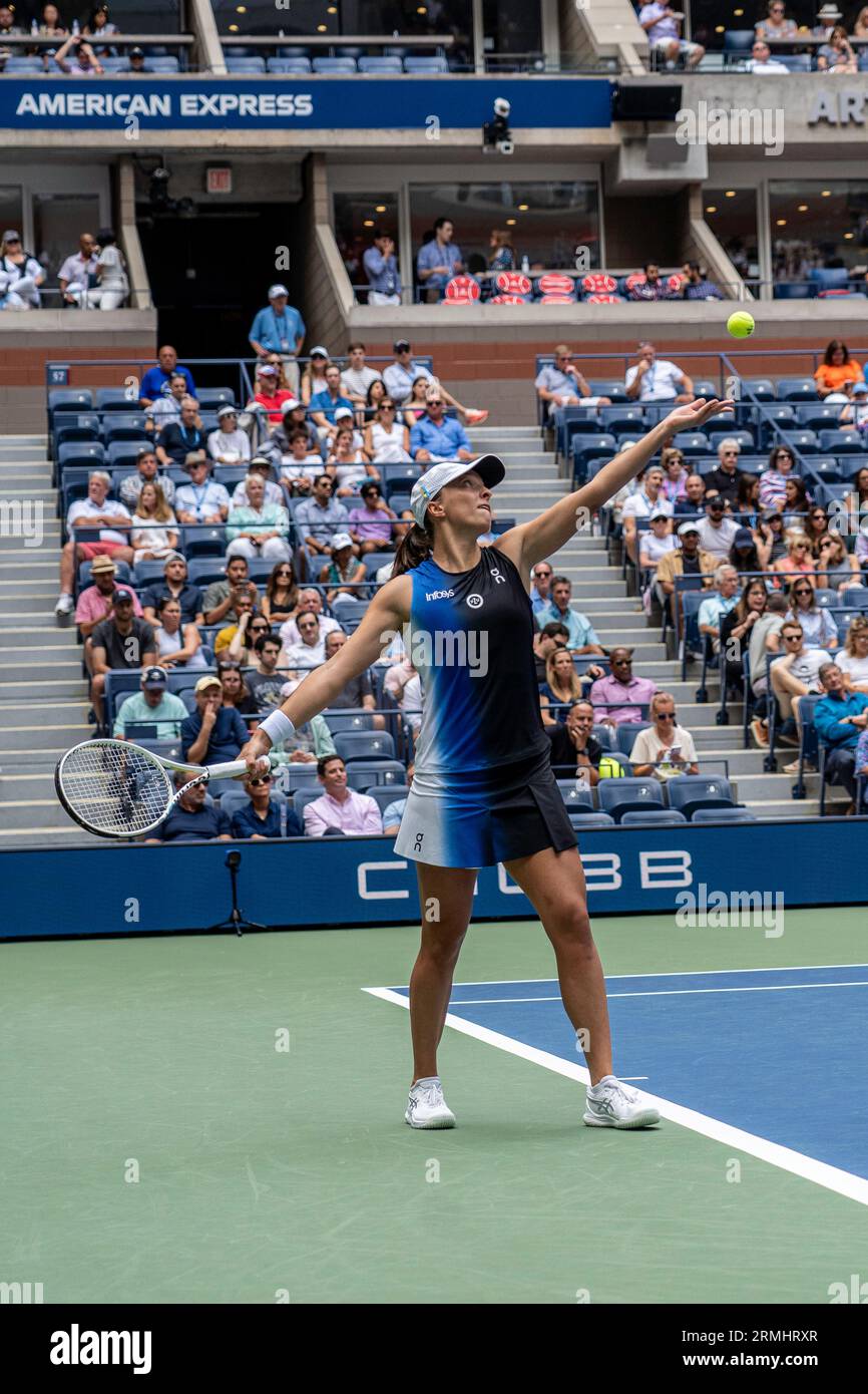 IgA Swiatek (POL) en compétition dans le Round 1 du US Open de tennis 2023. Banque D'Images