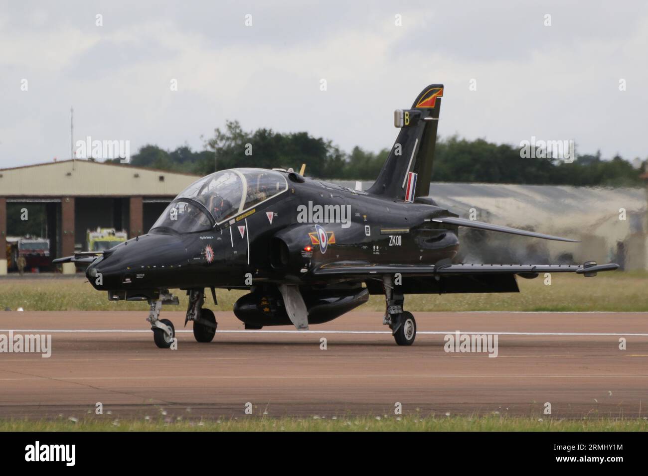 ZK011, un BAE Systems Hawk T2 exploité par le 4e escadron de la Royal Air Force, arrivant à la RAF Fairford dans le Gloucestershire, en Angleterre, pour participer au Royal International Air Tattoo 2023 (riat 2023). Banque D'Images