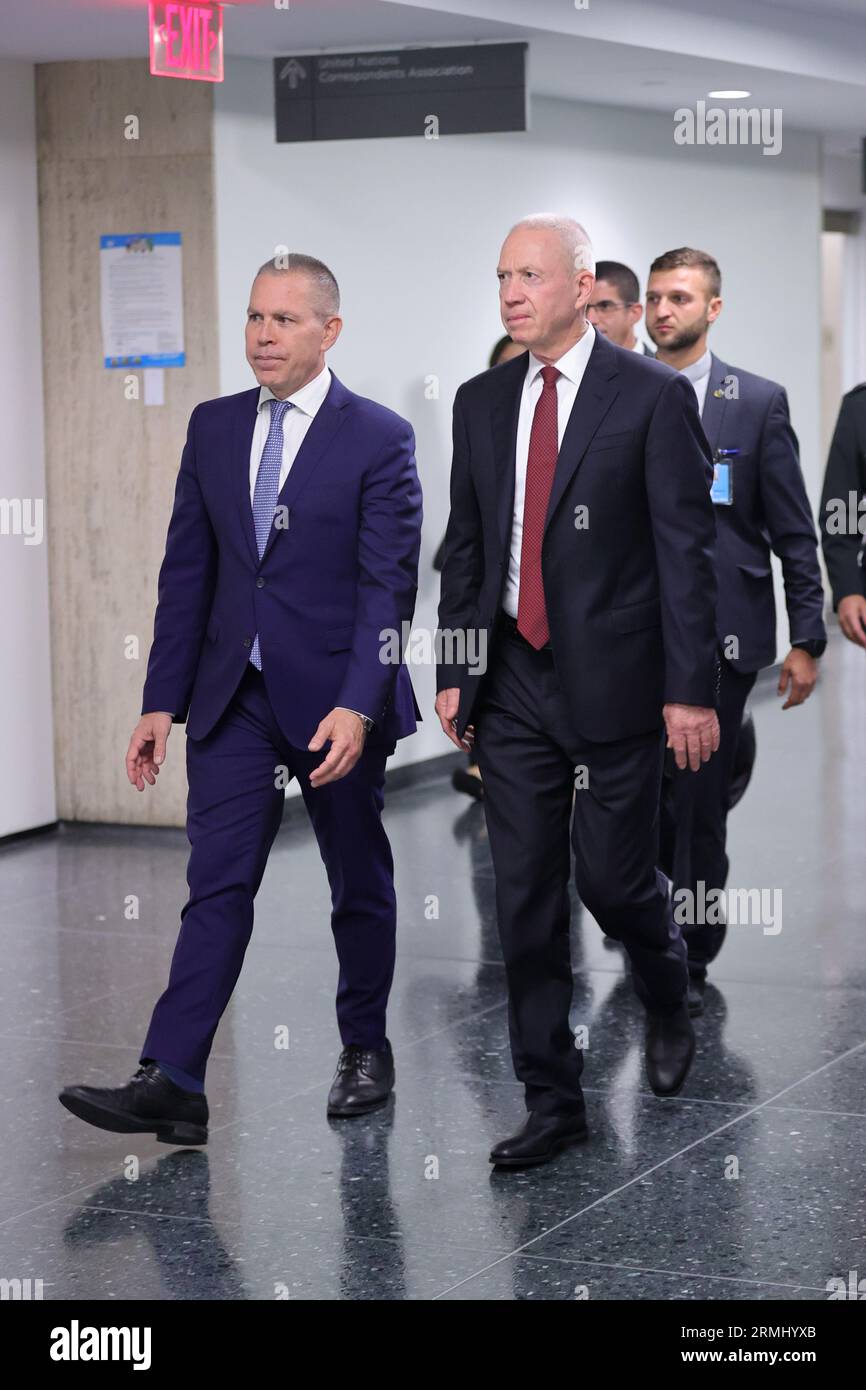 NY, États-Unis. 28 août 2023. Nations Unies, New York, États-Unis, août 28 2023 - Yoav Gallant, ministre de la Défense d'Israël, accompagné de l'ambassadeur Gilad Erdan, en route pour rendre visite au Secrétaire général de l'ONU Antonio Guterres. Photo : Giada Papini Rampelotto/EuropaNewswire (image de crédit : © Luiz Rampelotto/ZUMA Press Wire) USAGE ÉDITORIAL SEULEMENT! Non destiné à UN USAGE commercial ! Banque D'Images