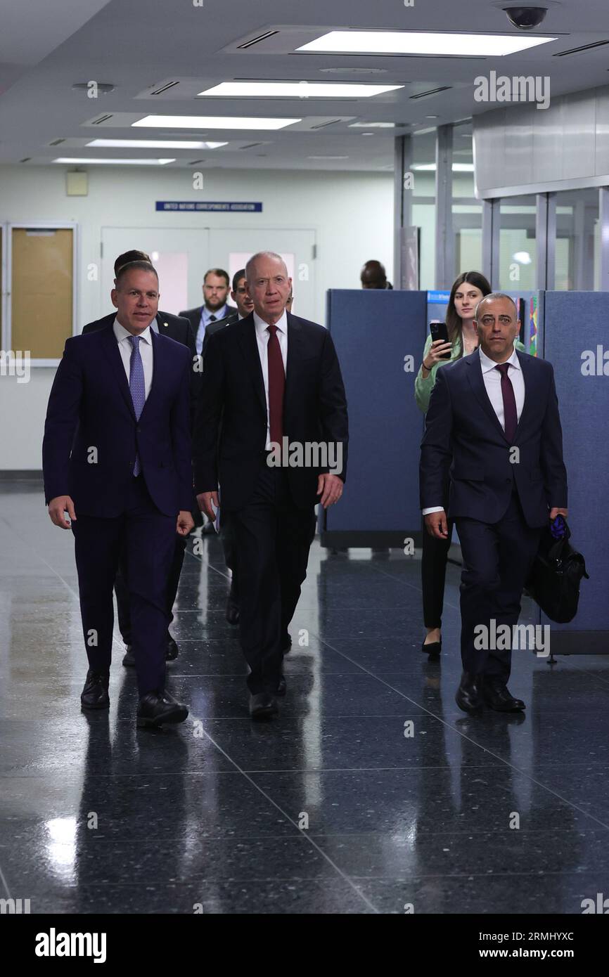 NY, États-Unis. 28 août 2023. Nations Unies, New York, États-Unis, août 28 2023 - Yoav Gallant, ministre de la Défense d'Israël, accompagné de l'ambassadeur Gilad Erdan, en route pour rendre visite au Secrétaire général de l'ONU Antonio Guterres. Photo : Giada Papini Rampelotto/EuropaNewswire (image de crédit : © Luiz Rampelotto/ZUMA Press Wire) USAGE ÉDITORIAL SEULEMENT! Non destiné à UN USAGE commercial ! Banque D'Images