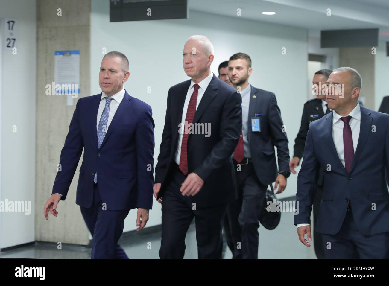 NY, États-Unis. 28 août 2023. Nations Unies, New York, États-Unis, août 28 2023 - Yoav Gallant, ministre de la Défense d'Israël, accompagné de l'ambassadeur Gilad Erdan, en route pour rendre visite au Secrétaire général de l'ONU Antonio Guterres. Photo : Giada Papini Rampelotto/EuropaNewswire (image de crédit : © Luiz Rampelotto/ZUMA Press Wire) USAGE ÉDITORIAL SEULEMENT! Non destiné à UN USAGE commercial ! Banque D'Images
