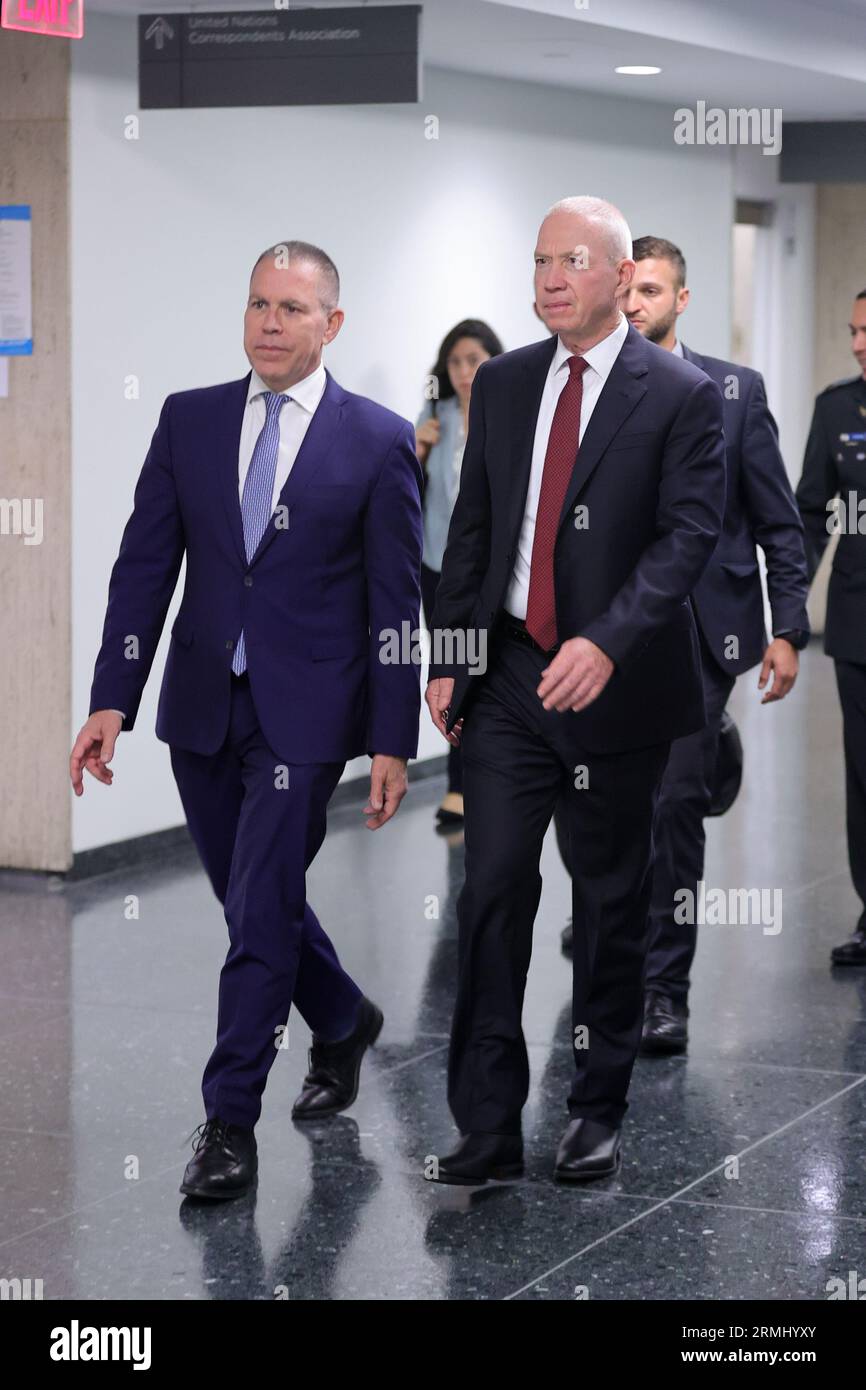 NY, États-Unis. 28 août 2023. Nations Unies, New York, États-Unis, août 28 2023 - Yoav Gallant, ministre de la Défense d'Israël, accompagné de l'ambassadeur Gilad Erdan, en route pour rendre visite au Secrétaire général de l'ONU Antonio Guterres. Photo : Giada Papini Rampelotto/EuropaNewswire (image de crédit : © Luiz Rampelotto/ZUMA Press Wire) USAGE ÉDITORIAL SEULEMENT! Non destiné à UN USAGE commercial ! Banque D'Images