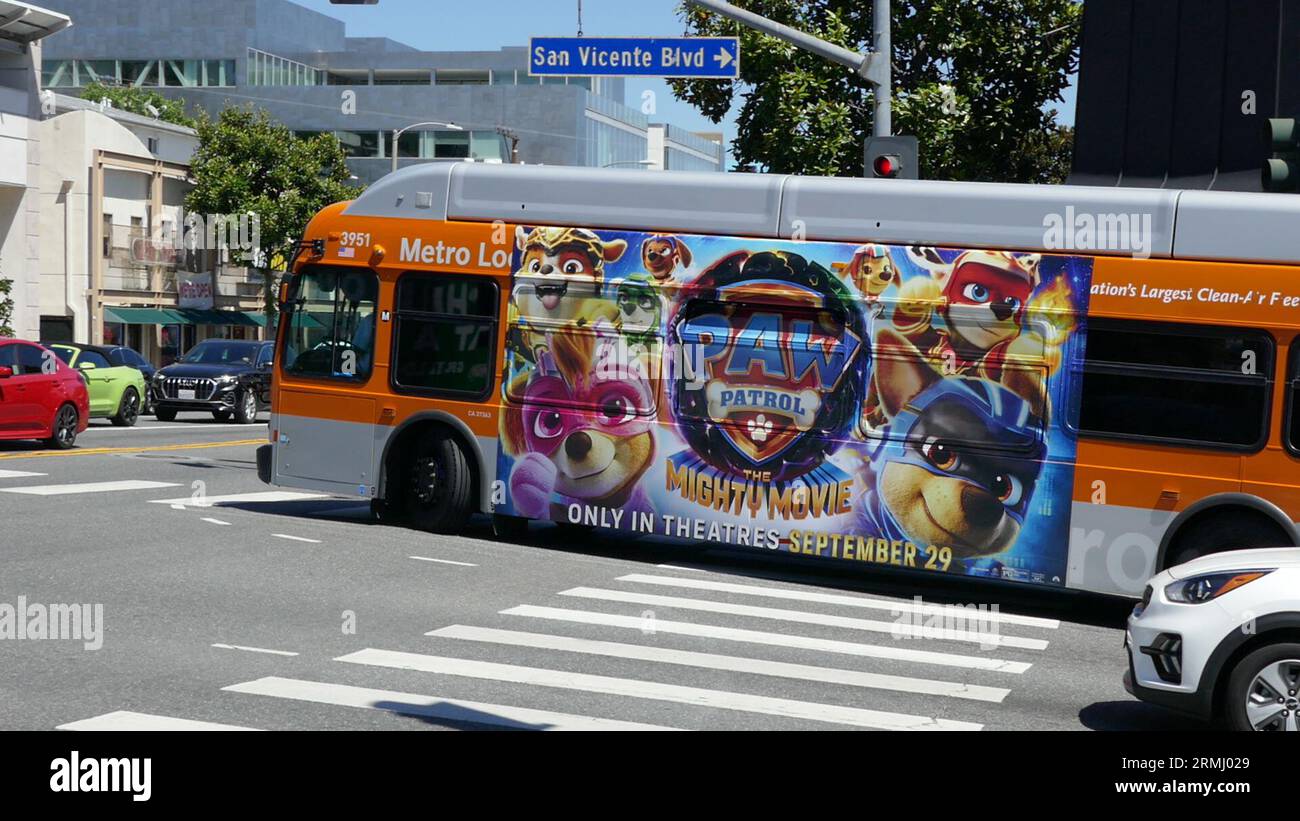 Los Angeles, Californie, États-Unis 28 août 2023 Paw Patrol Mighty Movie bus sur Sunset Blvd le 28 août 2023 à Los Angeles, Californie, États-Unis. Photo de Barry King/Alamy stock photo Banque D'Images