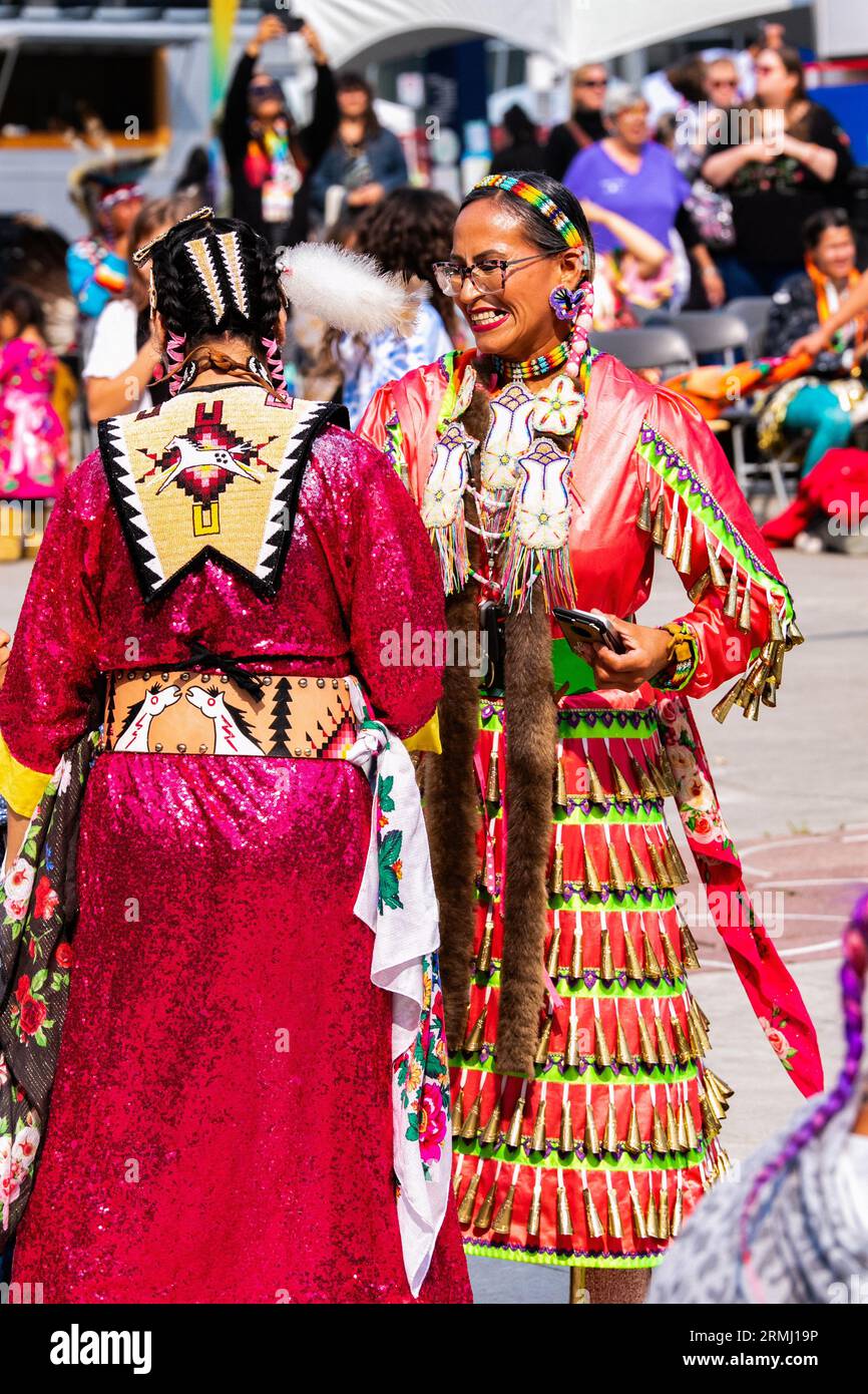 Deux danseuses portant des regalia en robe complète discutent après avoir concouru dans le powwow Spirit 2. Alors que la fin de semaine de la fierté débute à Edmonton, la communauté autochtone reconnaît l’événement avec le Spirit Powwow 2. Le terme deux-esprits est une traduction directe du terme ojibwe, Niizh manidoowag. « Two-Spirited » ou « Two-Spirit » est généralement utilisé pour indiquer une personne dont le corps abrite simultanément un esprit masculin et un esprit féminin. Une partie de la célébration est l'inclusion de tous et l'accueil de chacun à célébrer en concourant dans une danse de jig. Tous les participants sont invités à participer pour des prix. C'est le cas Banque D'Images