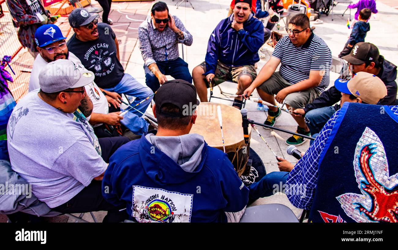 Edmonton, Alberta, Canada. 22 août 2023. Le cercle de tambour traditionnel se produit pendant le pow-wow Spirit 2. Alors que la fin de semaine de la fierté débute à Edmonton, la communauté autochtone reconnaît l’événement avec le Spirit Powwow 2. Le terme deux-esprits est une traduction directe du terme ojibwe, Niizh manidoowag. « Deux-esprits » ou « deux-esprits » est généralement utilisé pour indiquer une personne dont le corps abrite simultanément un esprit masculin et un esprit féminin. Une partie de la célébration est l'inclusion de tous et l'accueil de chacun à célébrer en concourant dans une danse de jig. Tous les participants sont invités t Banque D'Images