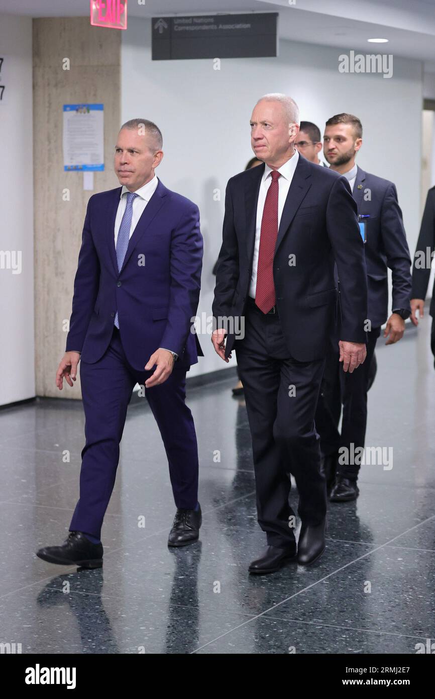 Nations Unies, New York, États-Unis, août 28 2023 - Yoav Gallant, ministre de la Défense d'Israël, accompagné de l'ambassadeur Gilad Erdan, en route pour rendre visite au Secrétaire général de l'ONU Antonio Guterres. Photo : Giada Papini Rampelotto/EuropaNewswire Banque D'Images