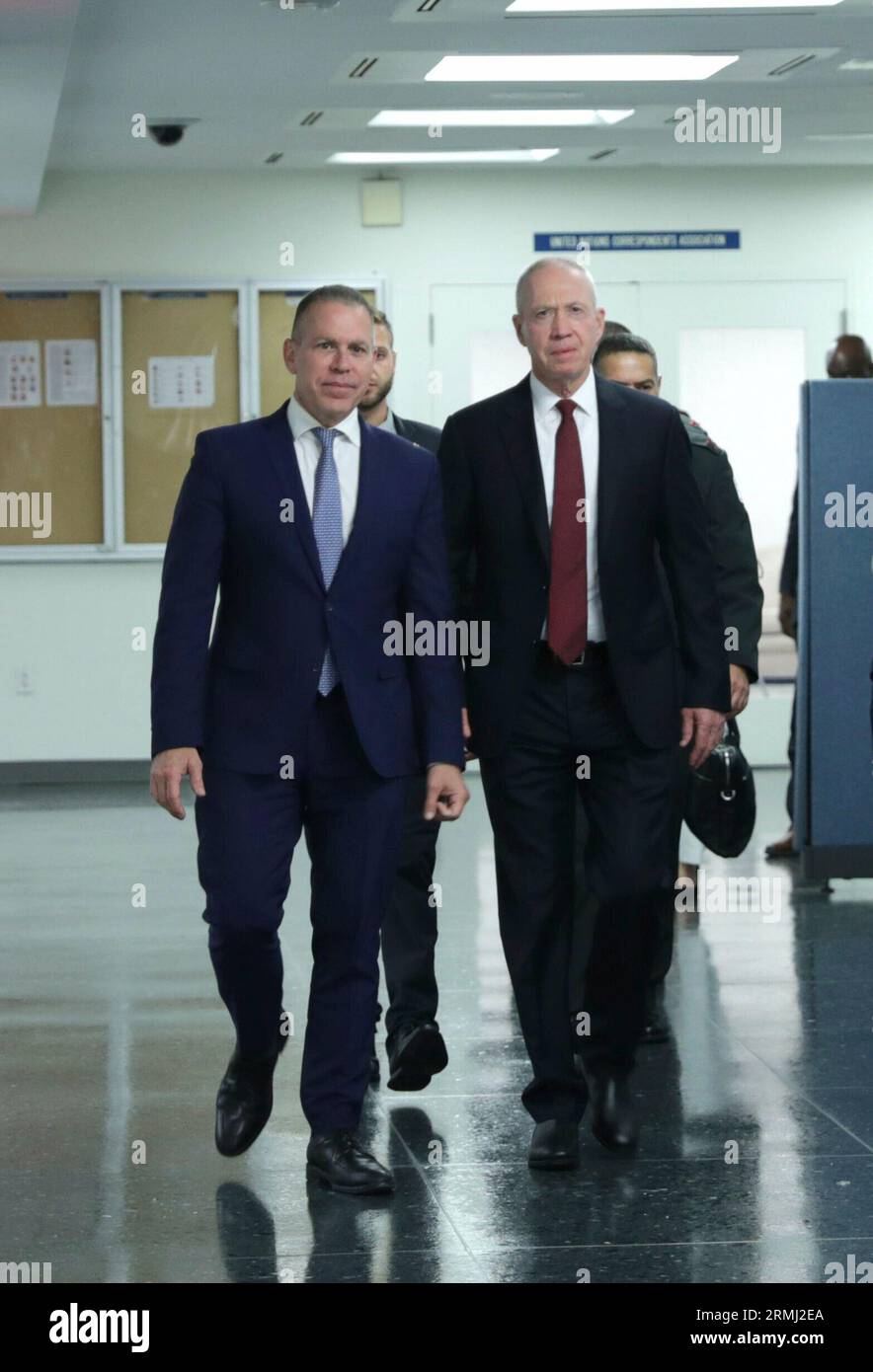 Nations Unies, New York, États-Unis, août 28 2023 - Yoav Gallant, ministre de la Défense d'Israël, accompagné de l'ambassadeur Gilad Erdan, en route pour rendre visite au Secrétaire général de l'ONU Antonio Guterres. Photo : Giada Papini Rampelotto/EuropaNewswire Banque D'Images