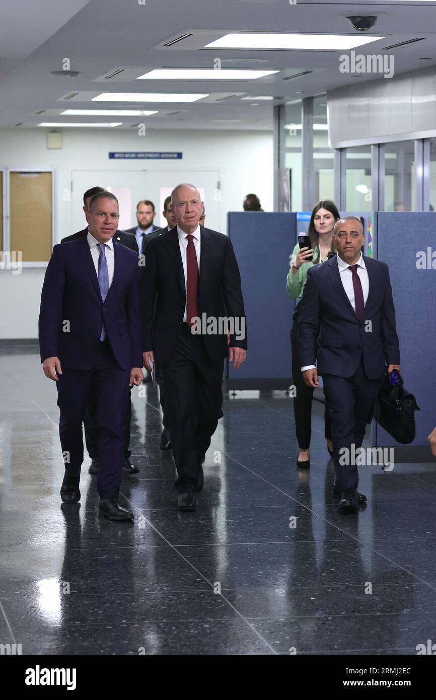 Nations Unies, New York, États-Unis, août 28 2023 - Yoav Gallant, ministre de la Défense d'Israël, accompagné de l'ambassadeur Gilad Erdan, en route pour rendre visite au Secrétaire général de l'ONU Antonio Guterres. Photo : Giada Papini Rampelotto/EuropaNewswire Banque D'Images