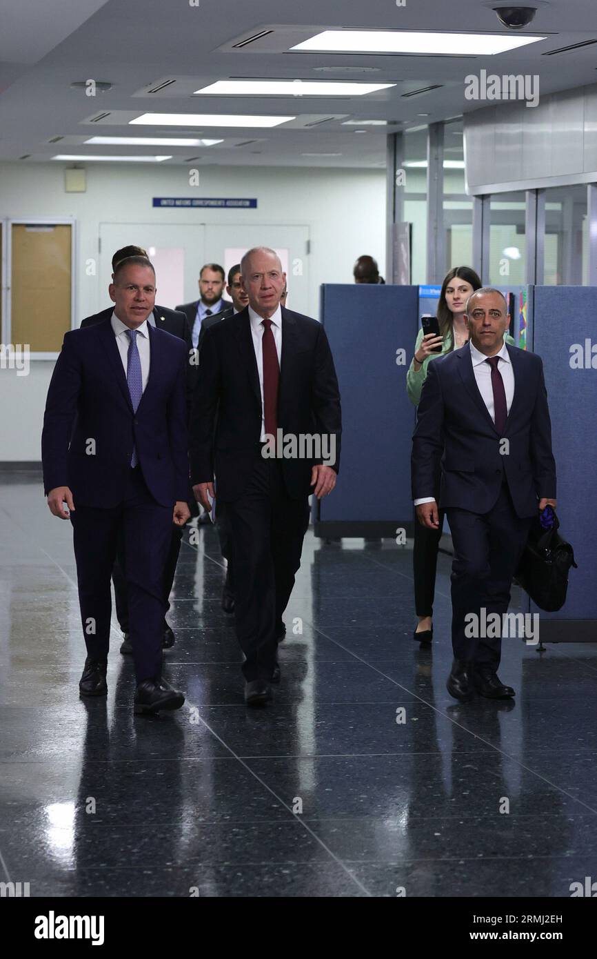 Nations Unies, New York, États-Unis, août 28 2023 - Yoav Gallant, ministre de la Défense d'Israël, accompagné de l'ambassadeur Gilad Erdan, en route pour rendre visite au Secrétaire général de l'ONU Antonio Guterres. Photo : Giada Papini Rampelotto/EuropaNewswire Banque D'Images