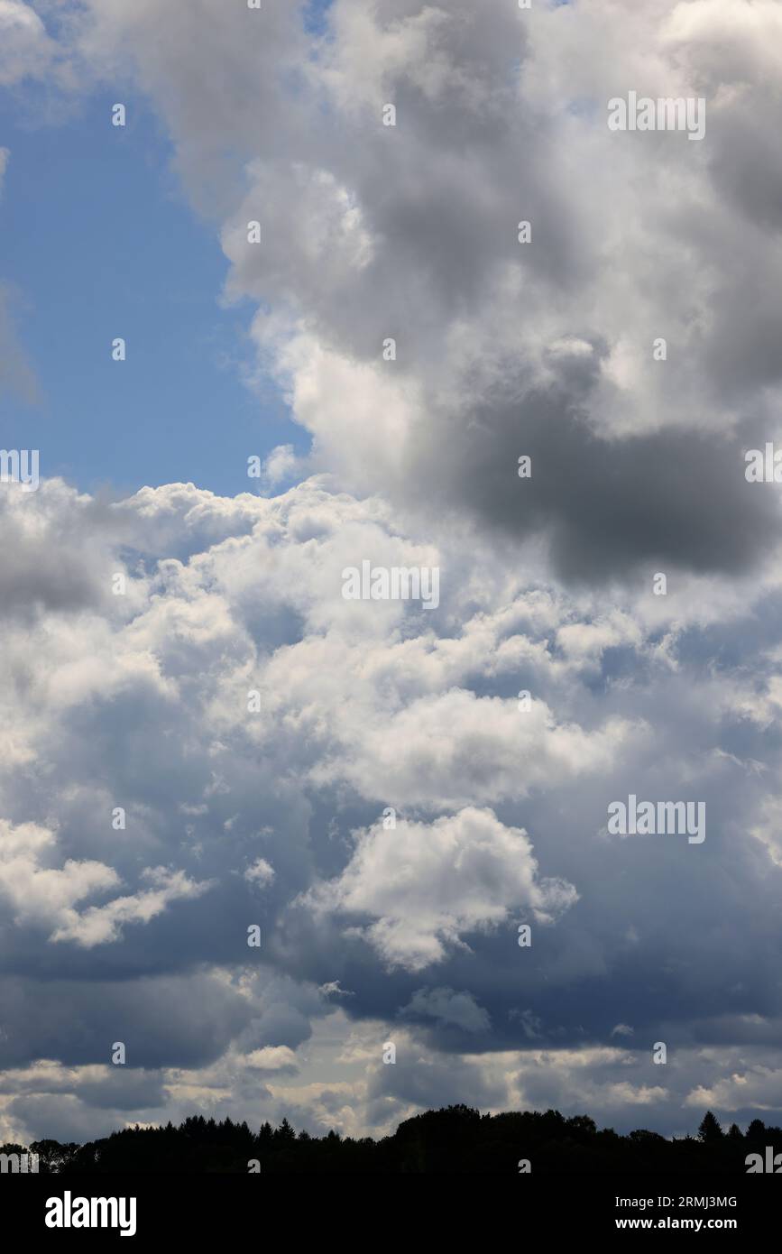 Ciel, nuages, eau, possibilité de pluie, météo et climat. Limousin, France, Europe Banque D'Images