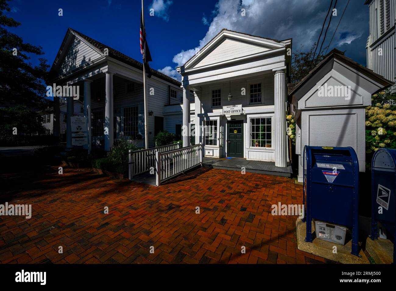 Old Post Road dans le quartier historique de Bedford Village par une journée d'été ensoleillée ; Bedford, NY, États-Unis Banque D'Images