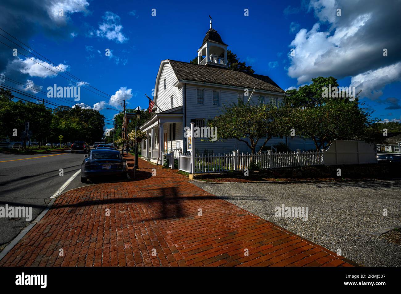 Old Post Road dans le quartier historique de Bedford Village par une journée d'été ensoleillée ; Bedford, NY, États-Unis Banque D'Images