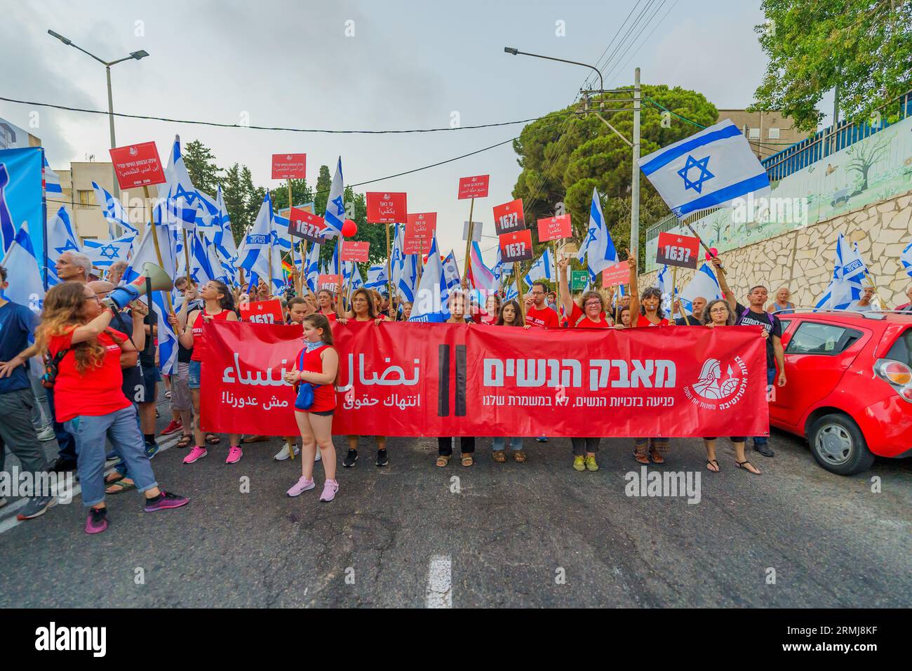 Haïfa, Israël - 26 août 2023 : les gens défilent avec une bannière pour les droits des femmes. Semaine 34 de protestation contre la révision judiciaire controversée. Haïfa, Israël Banque D'Images