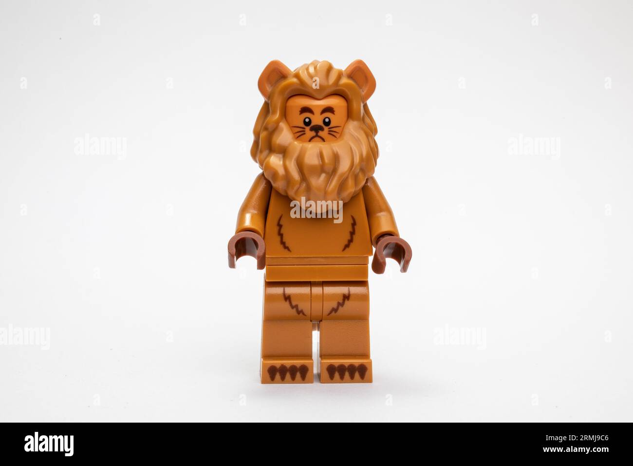Un lion LEGO miniature sur fond blanc Banque D'Images