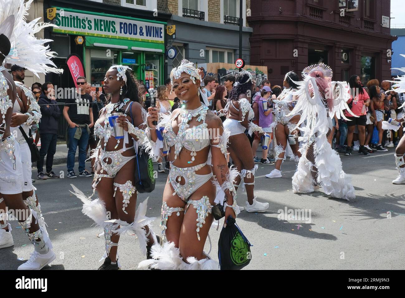 Londres, Royaume-Uni. 28 août 2023. Les participants au défilé et les fêtards pendant la deuxième journée du Carnaval de Notting Hill. Maintenant dans sa 55e année, la plus grande fête de rue en Europe a rendu hommage à la génération Windrush. Crédit : Photographie de onzième heure / Alamy Live News Banque D'Images