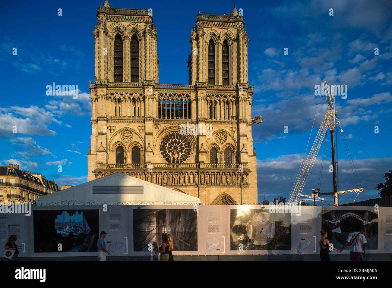 FRANCE. PARIS (75) 4E ARRONDISSEMENT. LE SITE DE RECONSTRUCTION (AOÛT 2023) DE LA CATHÉDRALE NOTRE-DAME, SUR L'ÎLE DE LA CITÉ, APRÈS L'INCENDIE D'AVRIL 2 Banque D'Images