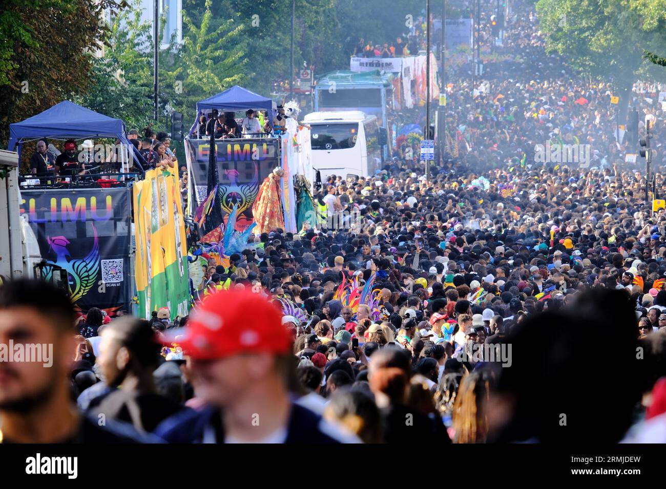 Londres, Royaume-Uni. Des foules de fêtards à Ladbroke Grove alors que le Carnaval de Notting Hill bat son plein le lundi jour férié Banque D'Images