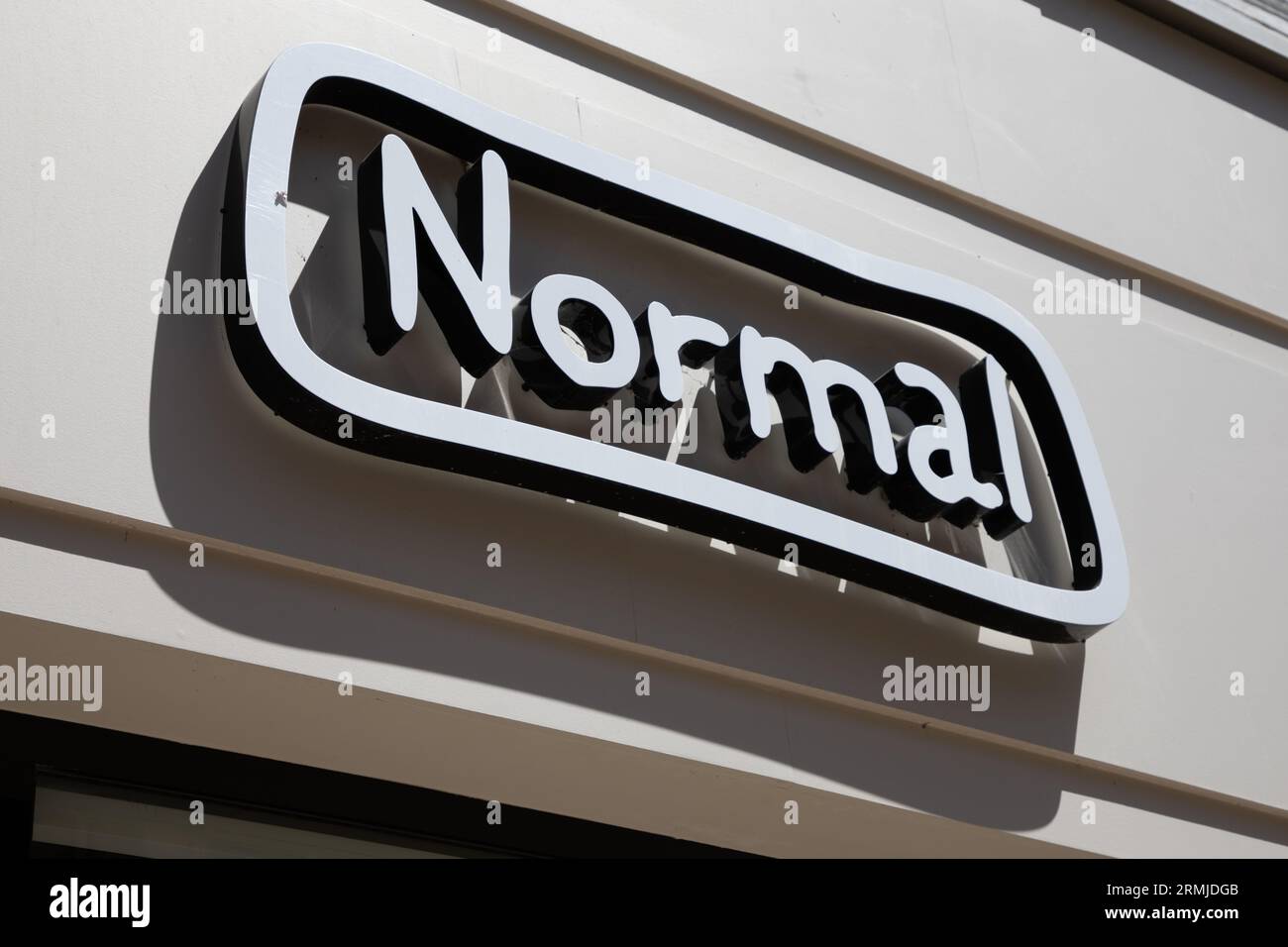 Bordeaux , France - 08 19 2023 : signe normal de marque et logo texte sur l'entrée de façade Superstore bâtiment de magasin régulier à faible coût ordinar de vente au détail de produits Banque D'Images Bordeaux , France - 08 19 2023 : signe normal de marque et logo texte sur l'entrée de façade Superstore bâtiment de magasin régulier à faible coût ordinar de vente au détail de produits Banque D'Images