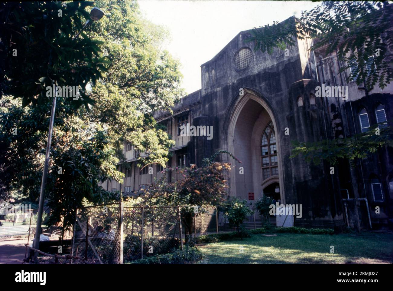 L'Université de Mumbai est une université publique de Mumbai. C'est l'un des plus grands systèmes universitaires au monde avec plus de 549 000 étudiants sur ses campus et collèges affiliés. En 2013, l'université comptait 711 collèges affiliés. Ratan Tata est nommé à la tête du conseil consultatif. Banque D'Images