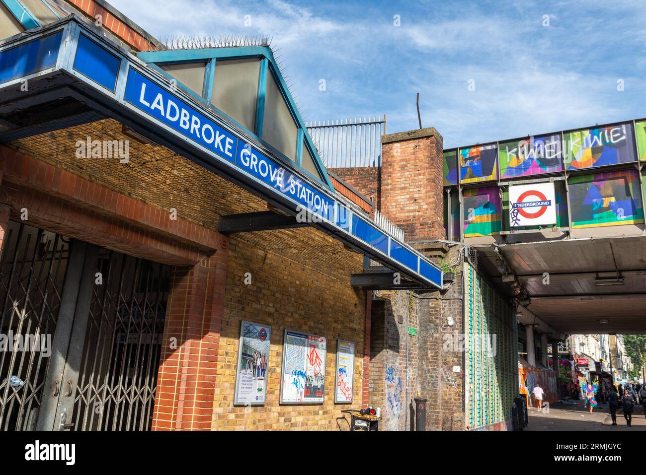 Ladbroke Grove Station, à Ladbroke Grove, a fermé pour le Grand Parade du Carnaval de Notting Hill 2023, Londres, Royaume-Uni. Graffiti sur le pont Banque D'Images