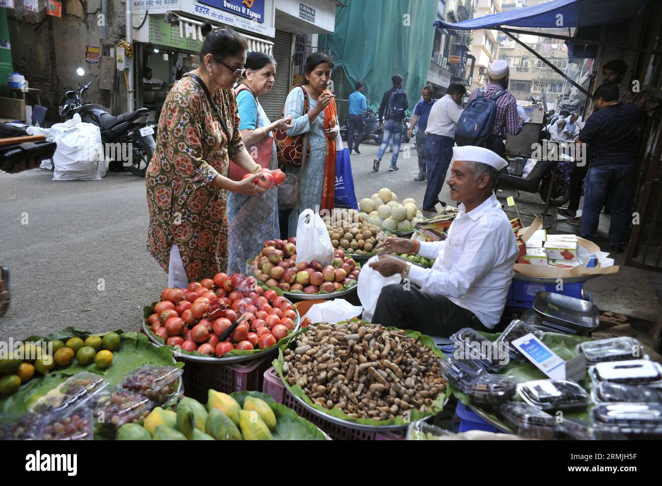 INDE. MAHARASHTRA. MUMBAI. (BOMBAY) COMMERCE DE RUE DES FRUITS ET LÉGUMES Banque D'Images