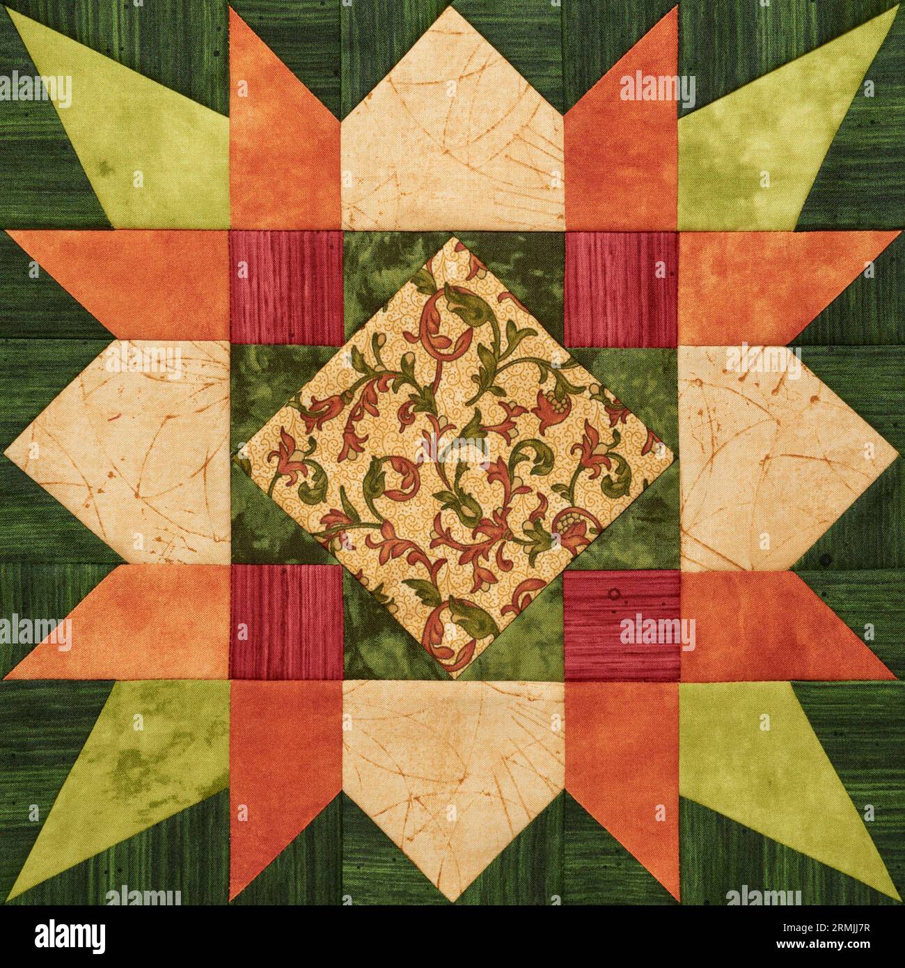 Bloc de patchwork géométrique orange-vert vif à partir de morceaux de tissus, détail de couette Banque D'Images