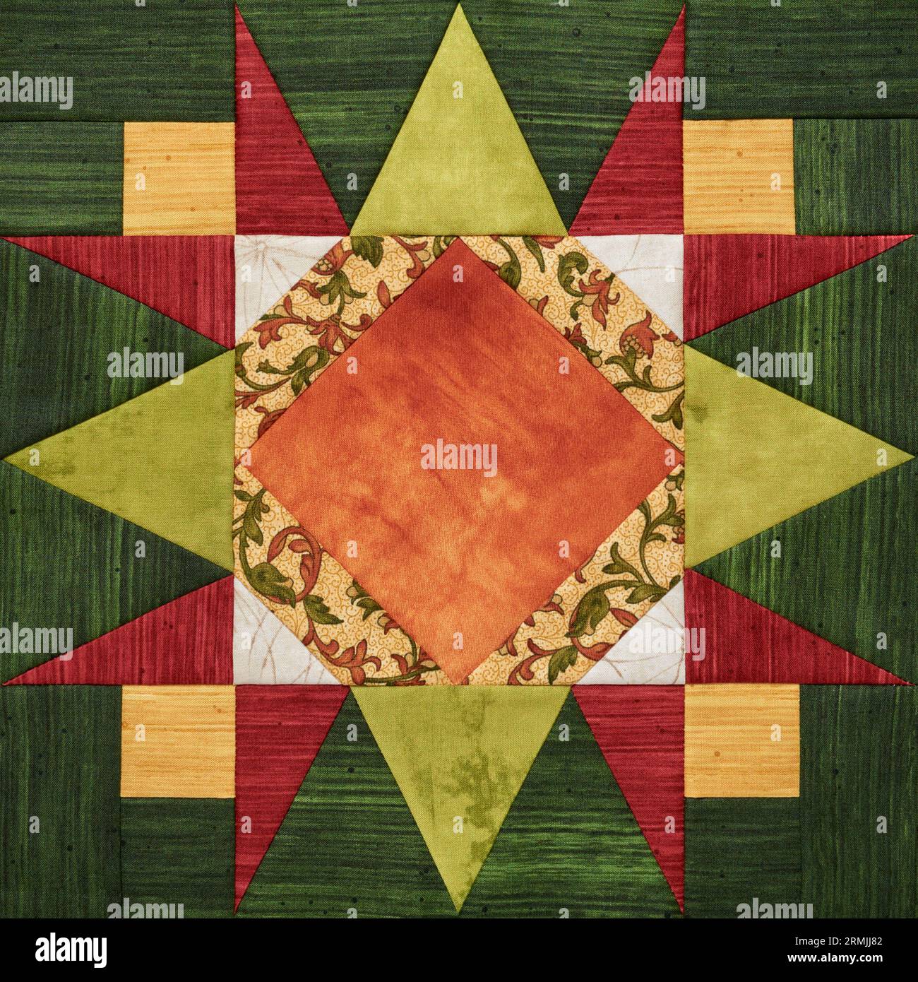 Bloc de patchwork géométrique orange-vert vif à partir de morceaux de tissus, détail de couette Banque D'Images