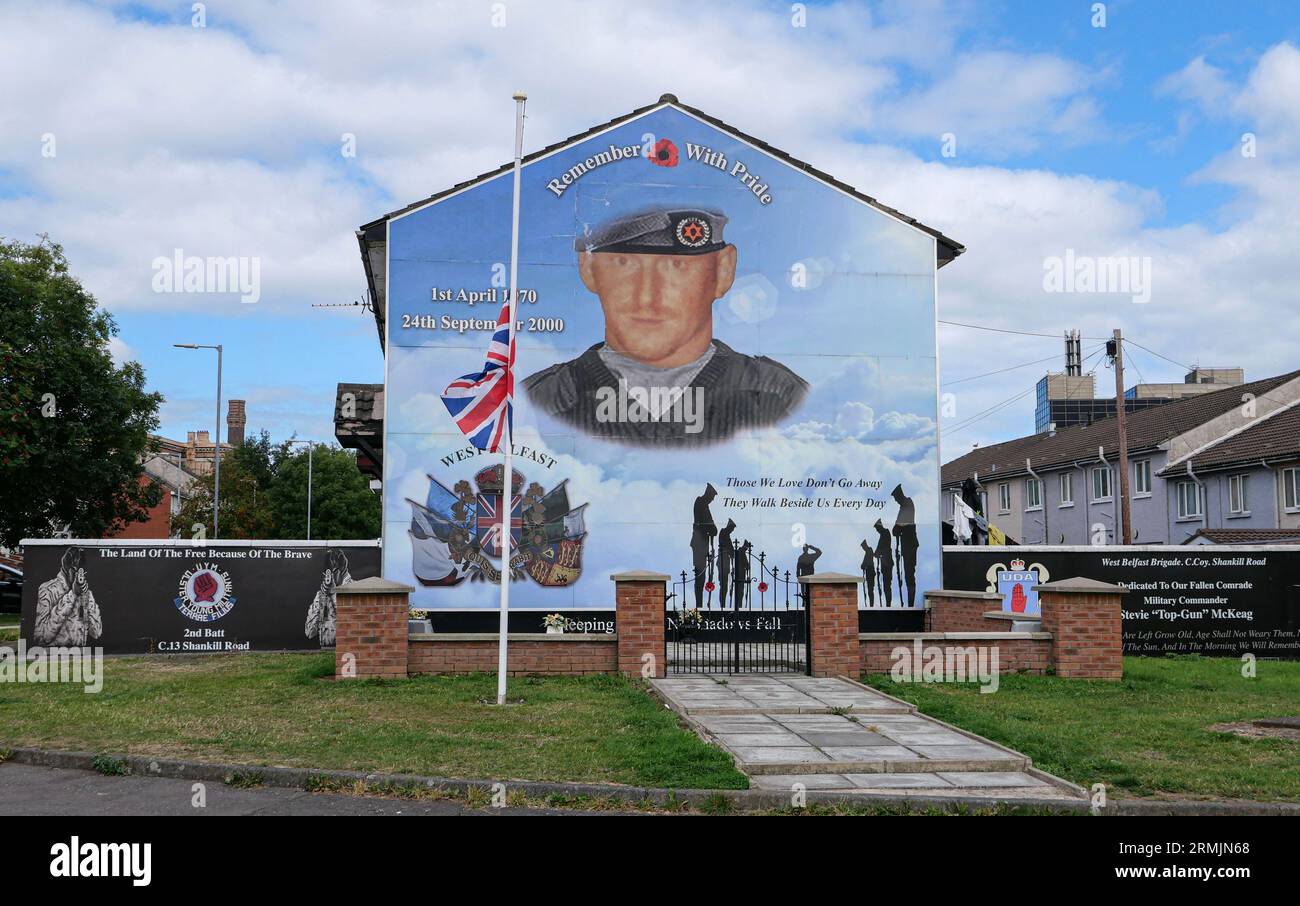 Irlande du Nord, Belfast : murale sur Shankill Road rendant hommage aux soldats de la région morts à l'époque des troubles, dans le nord de la ville de weste Banque D'Images