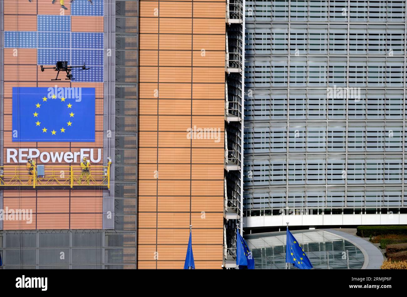 Belgique, Bruxelles : drone de police dans le ciel survolant le siège de la Commission européenne, le Berlaymont Banque D'Images