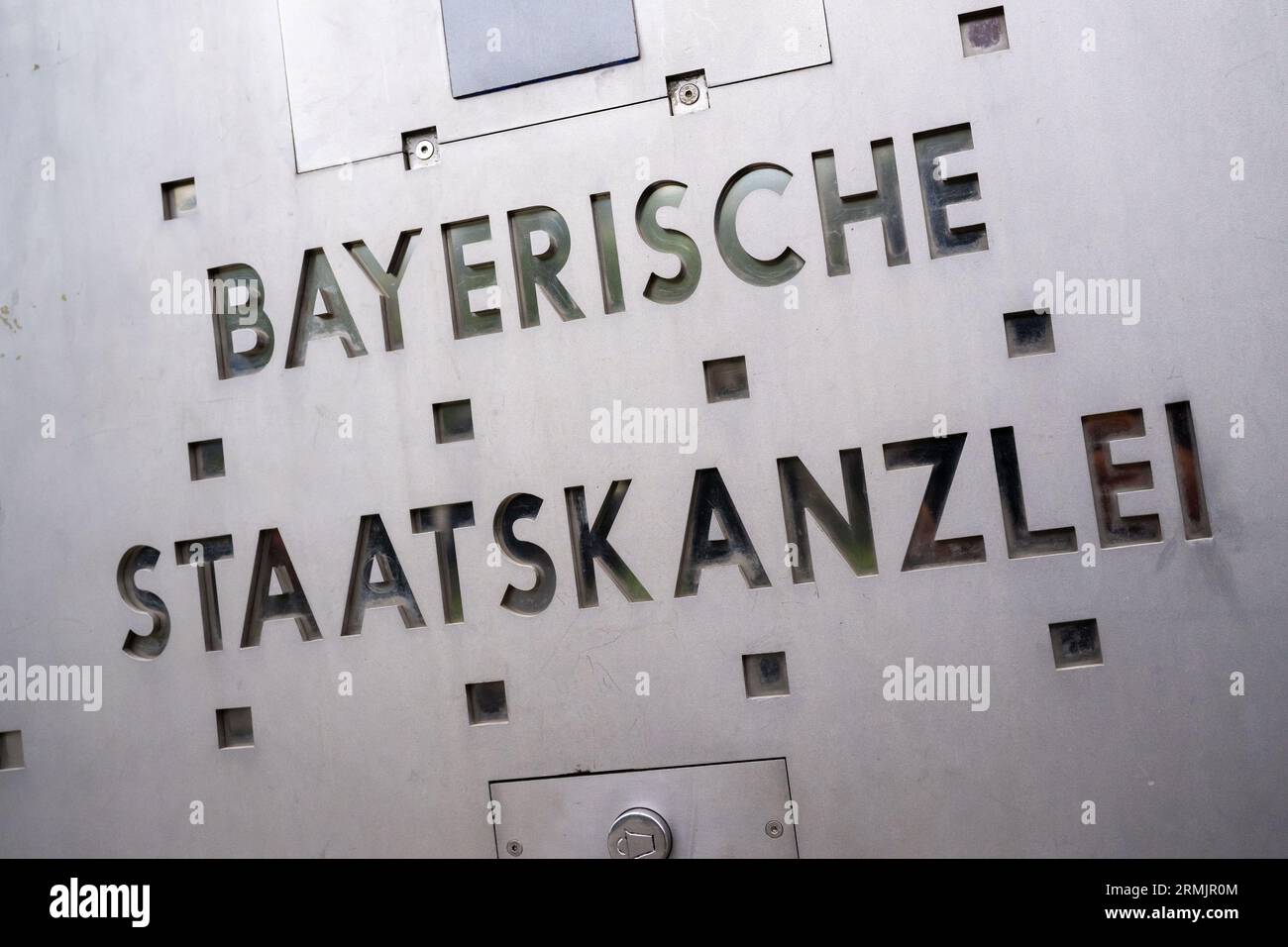 Munich, Allemagne. 29 août 2023. Le lettrage «Chancellerie d'État bavaroise» se trouve à la Chancellerie d'État avant le début de la commission spéciale de coalition. Crédit : Peter Kneffel/dpa/Alamy Live News Banque D'Images