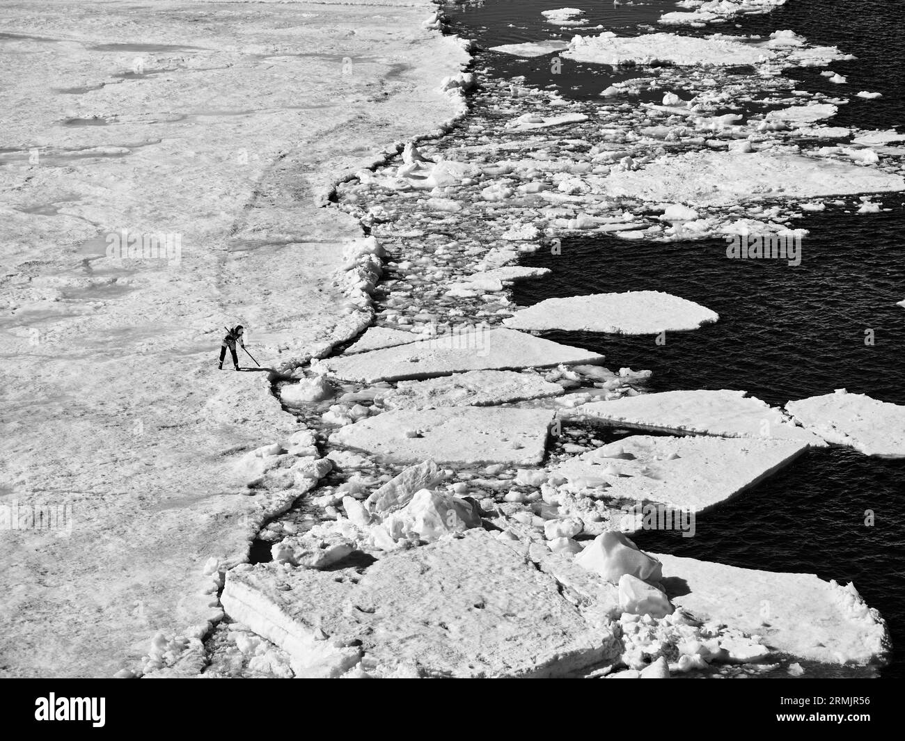 Scientifique examinant la fonte de la glace sur glacier, péninsule Antarctique, mer de Weddell, Antarctique Banque D'Images