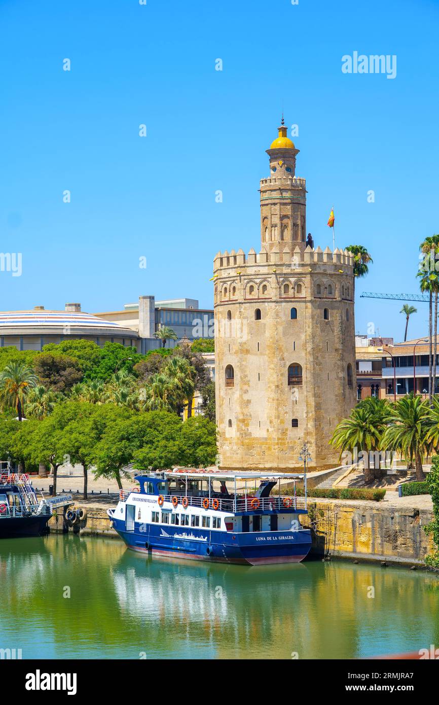 Fleuve Guadalquivir avec la tour Torre del Oro en arrière-plan. Séville, Andalousie, Espagne. Banque D'Images