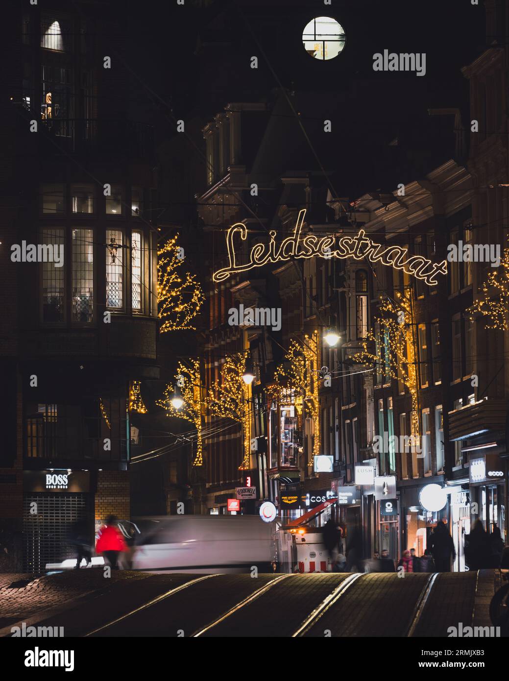 Amsterdam, pays-Bas - novembre 28 2022 : Leidestraat la nuit. Une rue d'Amsterdam à Leidesplein illuminée par des illuminations de Noël en hiver Banque D'Images