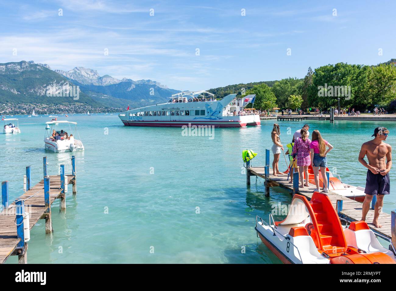 Bateau de croisière le Cygne sur le lac d'Annecy, Annecy, haute-Savoie, Auvergne-Rhône-Alpes, France Banque D'Images