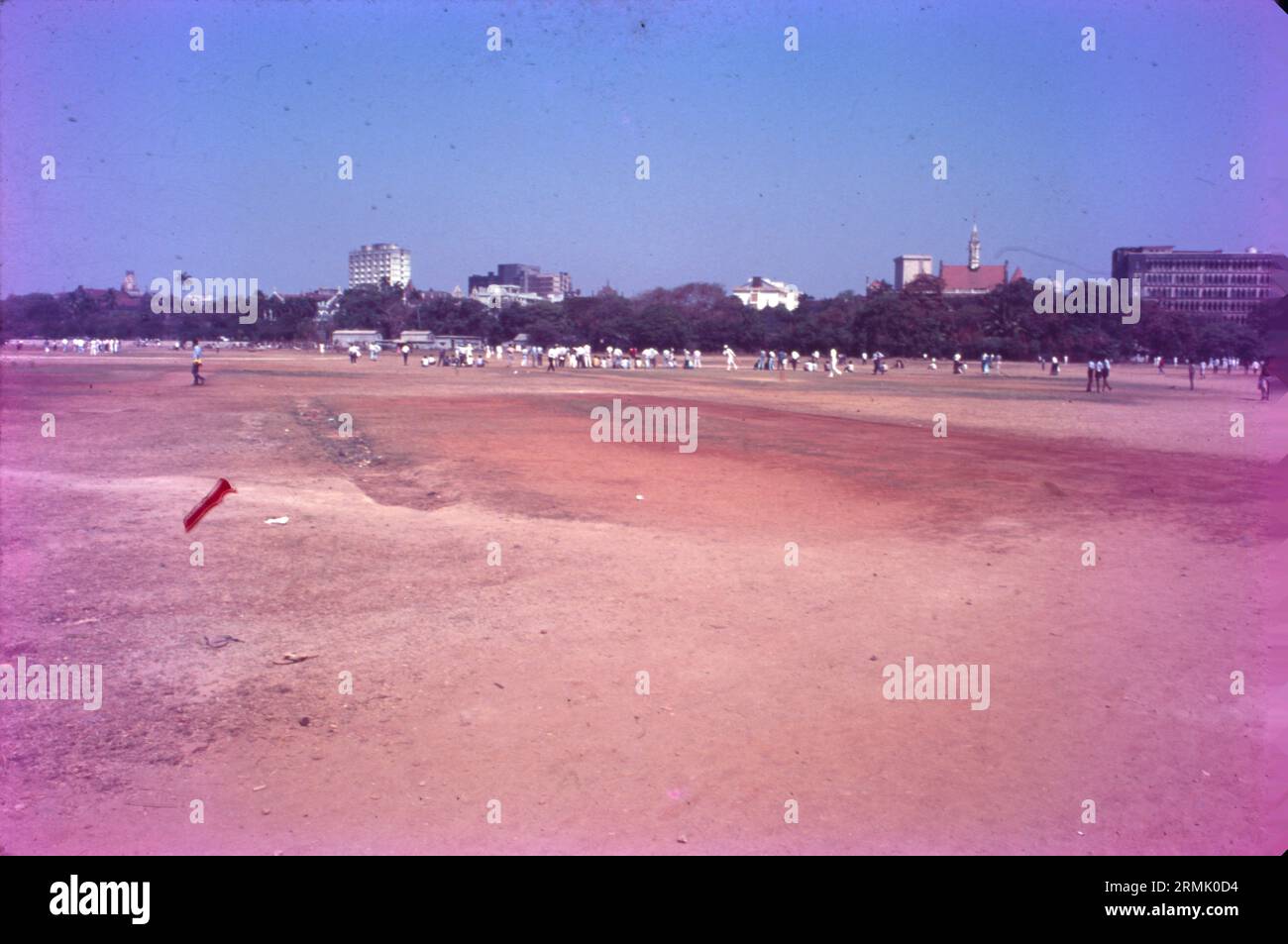 Le nom Azad signifie « liberté » en persan. Le terrain est connu pour ses terrains de cricket, pour les réunions de protestation et pour les rassemblements politiques. Le club-House Bombay Gymkhana a été construit en 1875, à l'extrémité sud du maidan. Banque D'Images