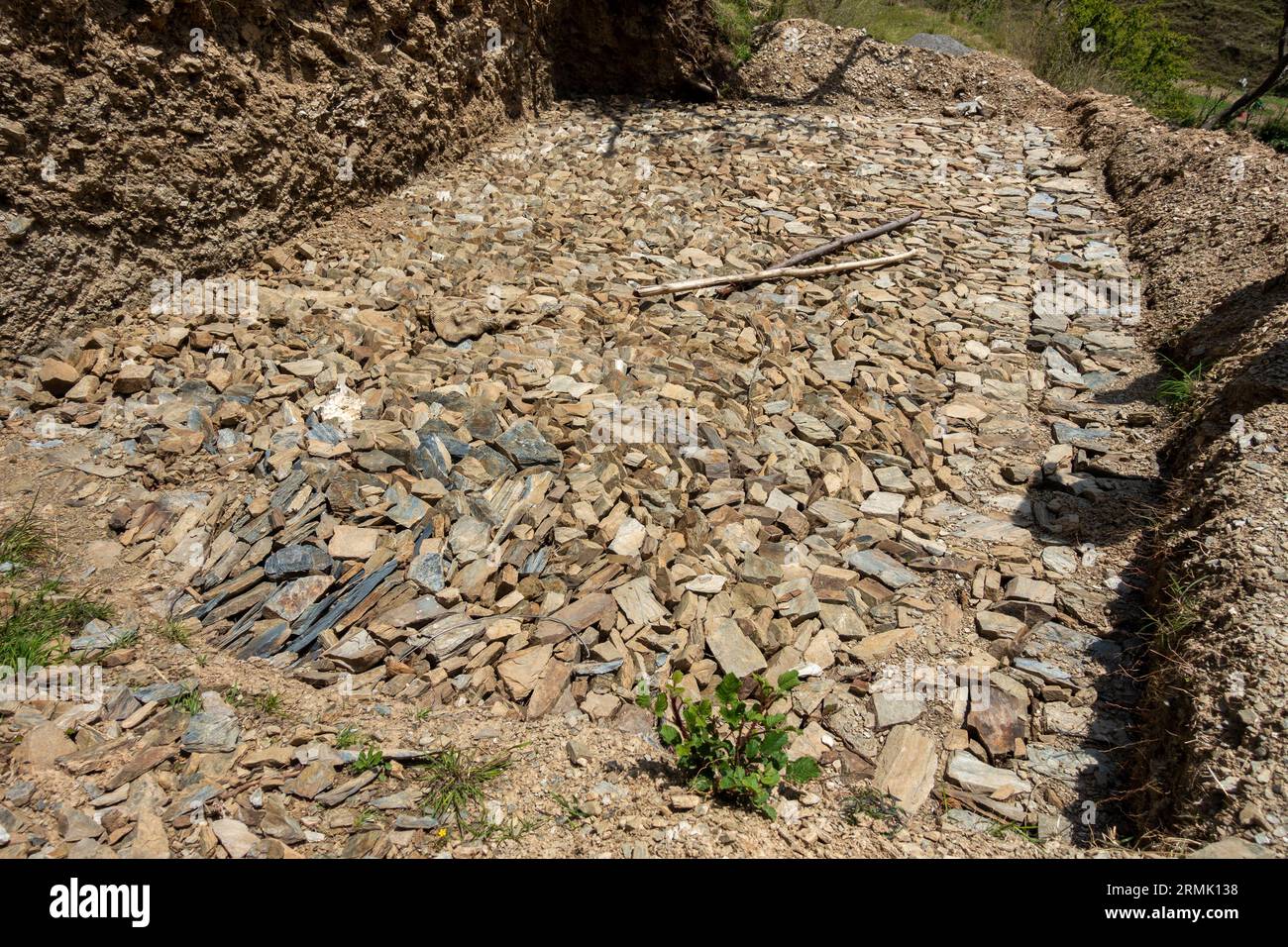 Construction du réservoir de récupération d'eau de lit de roche au milieu des collines d'Uttarakhand, Inde. Construction innovante pour la conservation durable de l'eau. Banque D'Images