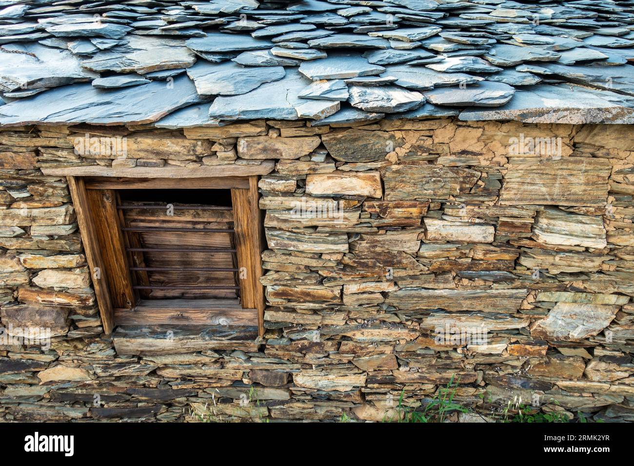 Vue détaillée : cabane traditionnelle en pierre faite de rochers et de boue, Uttarakhand, Inde. Artisanat rural Banque D'Images