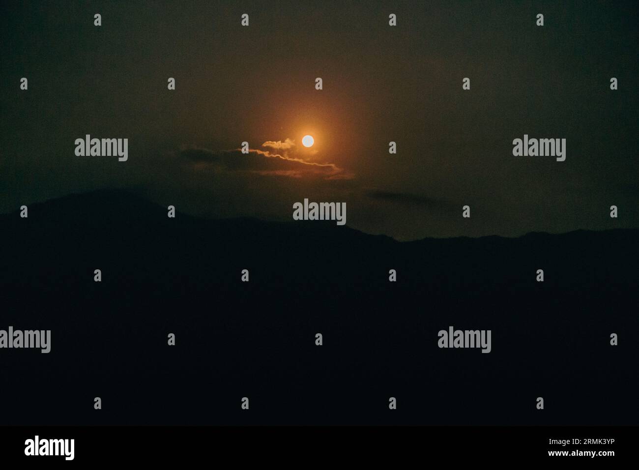 Lune rouge au-dessus de l'Himalaya à Uttarakhand, Inde. Scène nocturne époustouflante. Banque D'Images