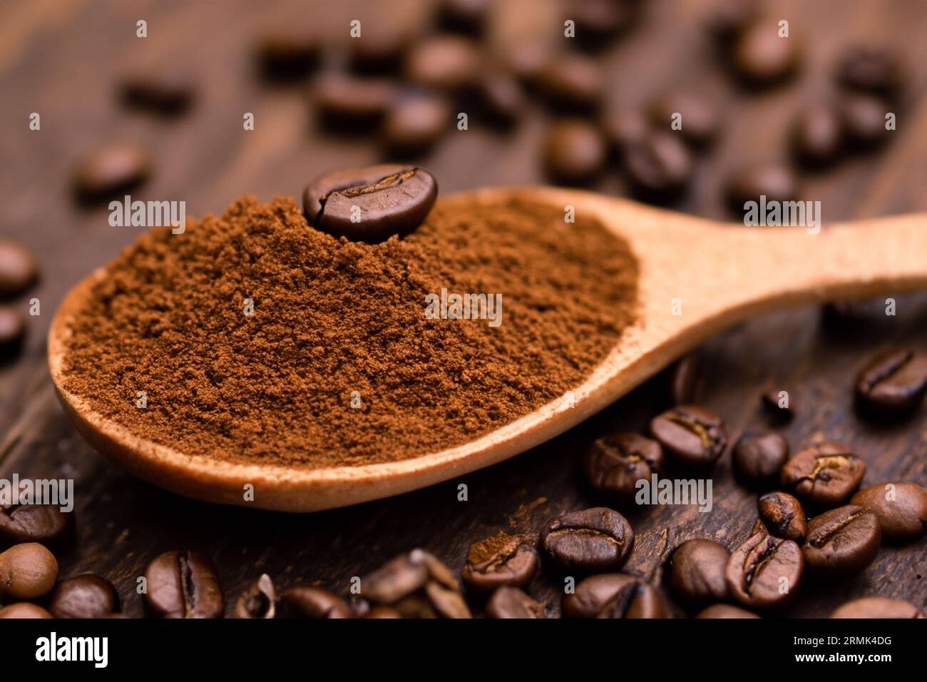 cuillère avec de la poudre et des grains de café sur une vieille cuillère en bois Banque D'Images